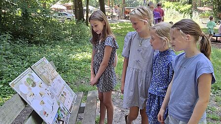 Kinderburgemeester Evi Appelman denkt samen met ander kinderen mee over de nieuwe speeltoestellen.