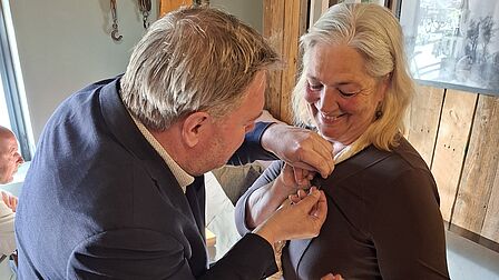 Marjon Zandvliet ontvangt waarderingsspeld van wethouder Rob Opdam